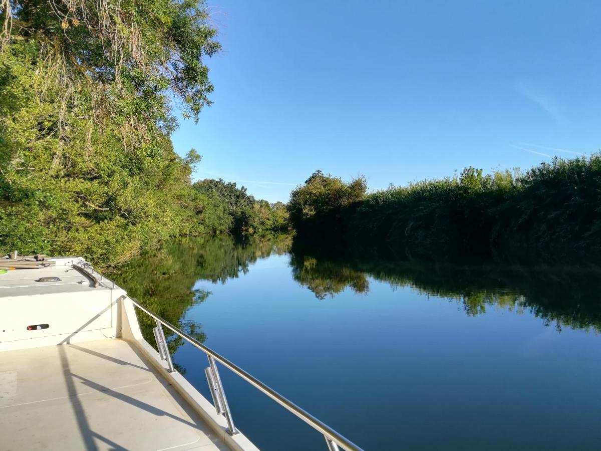 Botel Bateau - Jolie Penichette Sur Region Touristique. Bellegarde (Gard)