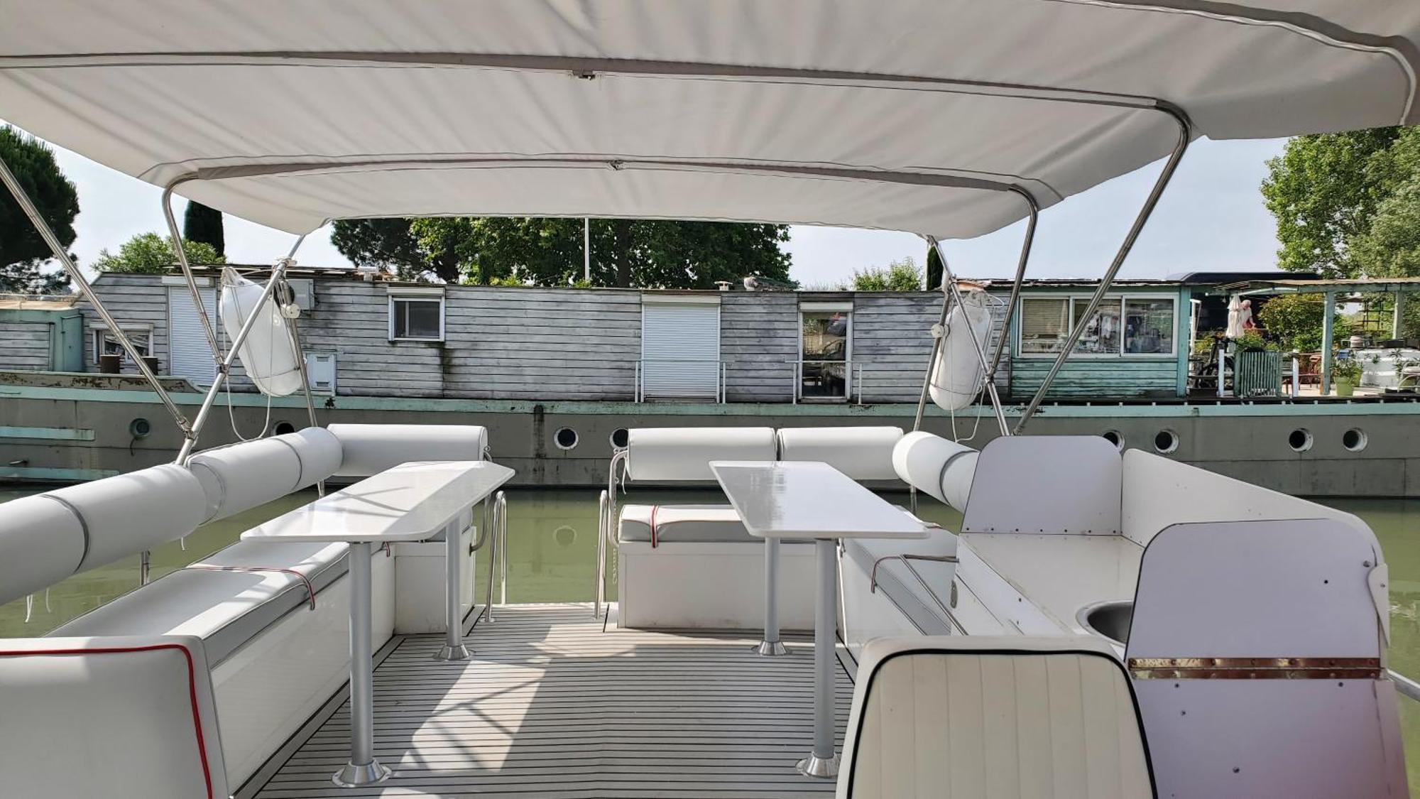 Bateau - Jolie Penichette Sur Region Touristique. Botel Bellegarde (Gard)